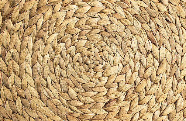 tapis en osier fond - woven wood textured place mat photos et images de collection
