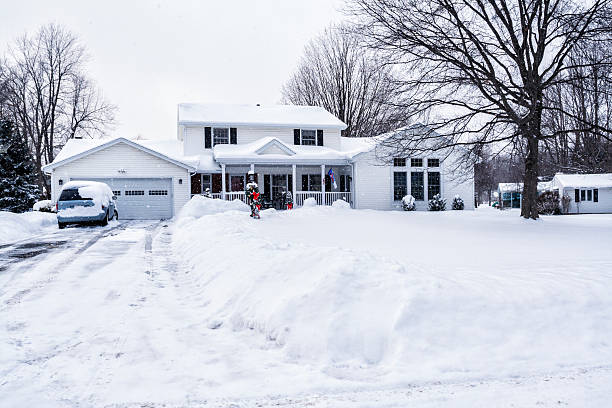 istock Winter Snow Storm Suburban Home 495481276