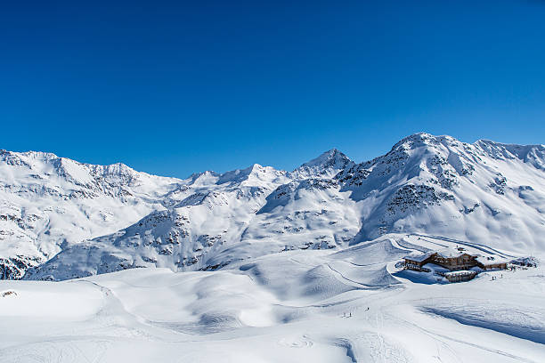 casetta in montagna - bormio foto e immagini stock
