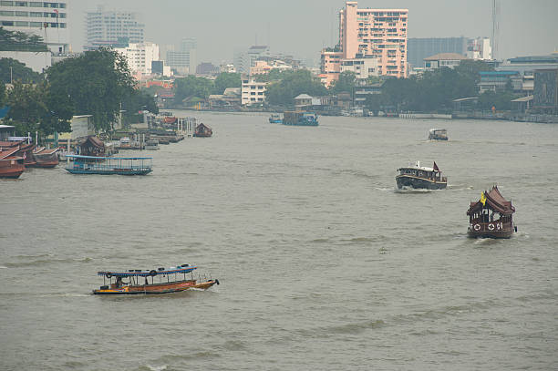 odmian łodzi w pobliżu taksin most, rzeki thailnd chaophraya - bangkok thailand asia water taxi zdjęcia i obrazy z banku zdjęć