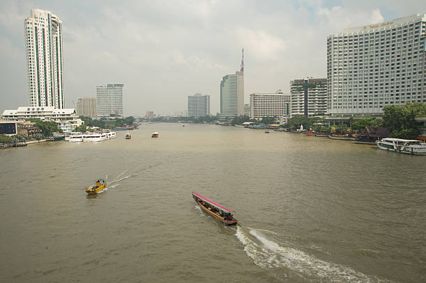 odmian łodzi w pobliżu taksin most, rzeki thailnd chaophraya - bangkok thailand asia water taxi zdjęcia i obrazy z banku zdjęć