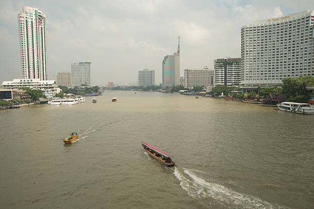 видов лодке возле taksin мост, chaophraya thailnd реку - bangkok thailand asia water taxi стоковые фото и изображения