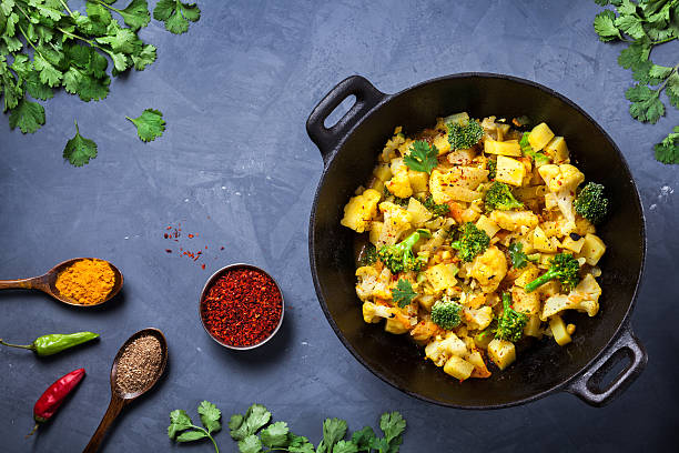 aloo de gobi comida indiana - ayurveda imagens e fotografias de stock