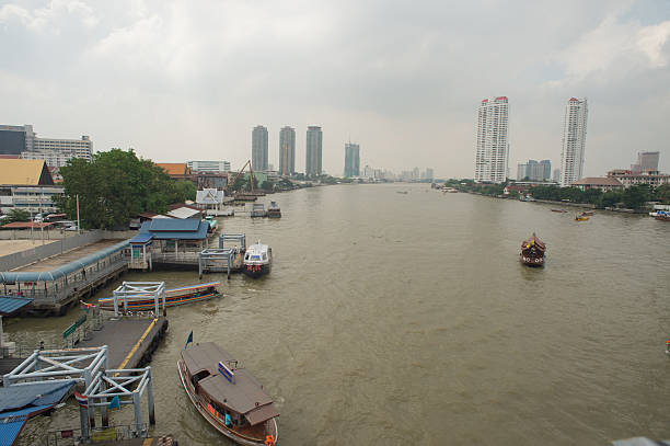 видов лодке возле taksin мост, chaophraya thailnd реку - bangkok thailand asia water taxi стоковые фото и изображения