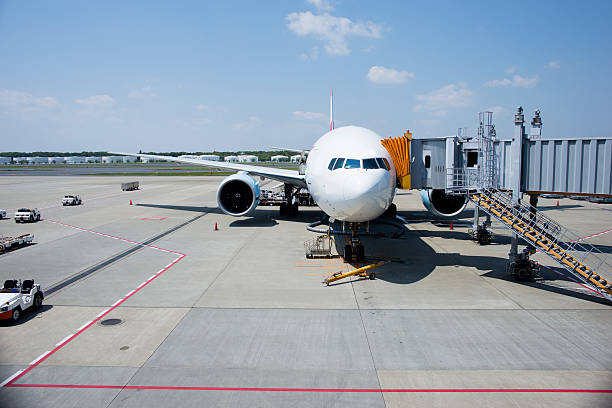 aereo arrivo - passenger boarding bridge foto e immagini stock