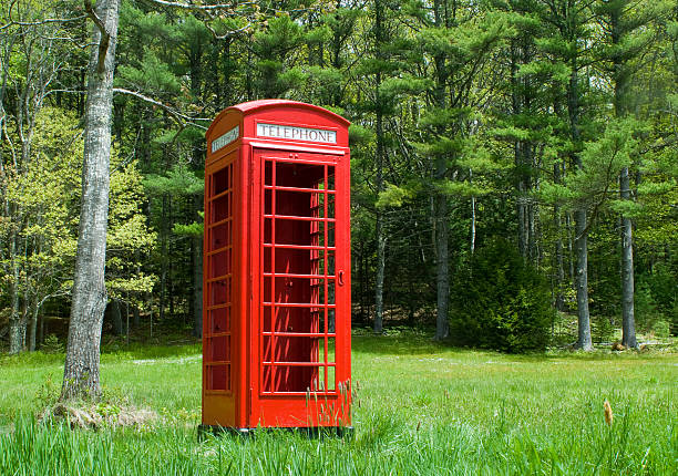 inglese cabina telefonica in campo vuoto - obsolete landline phone old 1970s style foto e immagini stock