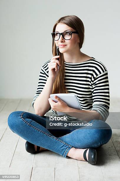 Foto de Esperando Inspiração e mais fotos de stock de Roupa de Marinheiro - Roupa de Marinheiro, Adulto, Cabelo Comprido