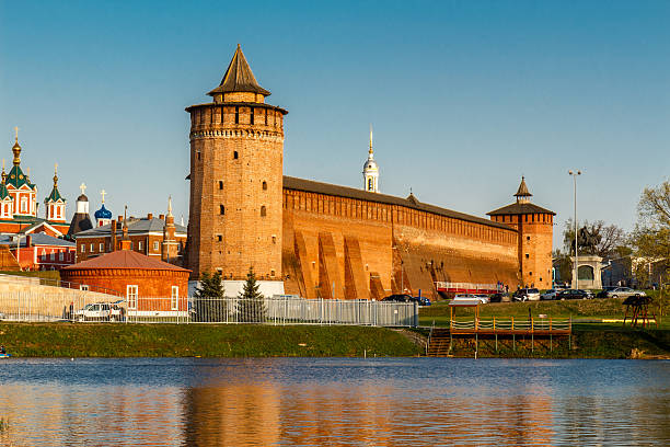 часть стены из коломна кремль. - кремль стоковые фото и изображения