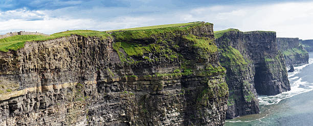 penhascos de moher - republic of ireland cliffs of moher cliff galway imagens e fotografias de stock