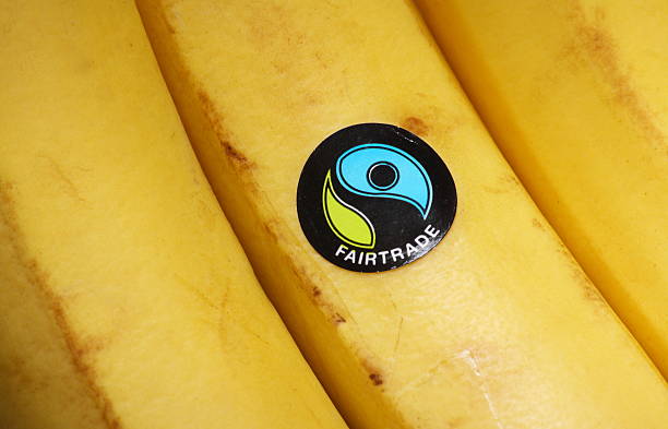 fairtrade plátano - equitable fotografías e imágenes de stock