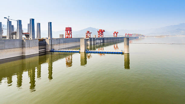 trzy wąwozy dam, nad jeziorem z widokiem na zamglenia rano - three gorges zdjęcia i obrazy z banku zdjęć