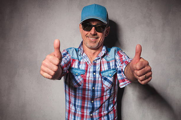 edad feliz hombre casual que el gesto de ok - baseball cap men ok thumbs up fotografías e imágenes de stock