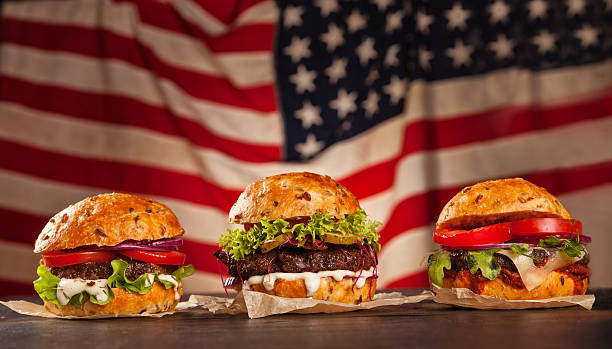 deliziosa hamburgesr su legno - american cuisine foto e immagini stock