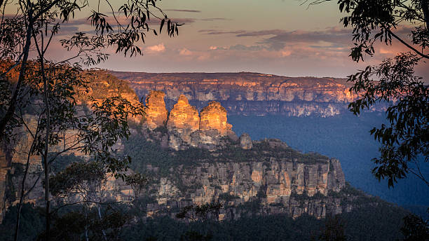 three sisters au coucher du soleil - blue mountains national park photos et images de collection