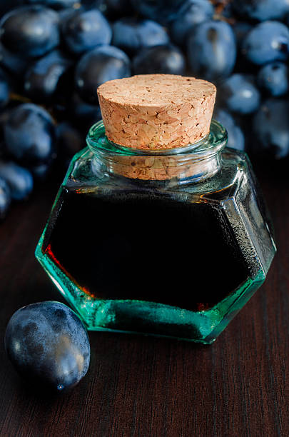 piccola bottiglia di aceto balsamico - vinegar balsamic vinegar modena italy foto e immagini stock
