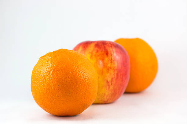 naranjas y manzanas. - comparison apple orange isolated fotografías e imágenes de stock