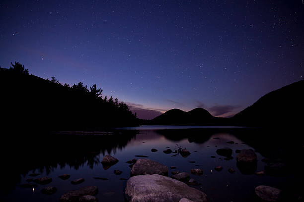 jordan lago no parque nacional de acadia com noite de estrelas - jordan imagens e fotografias de stock