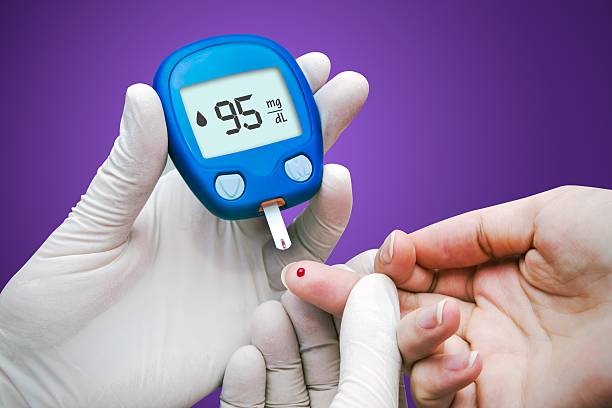 badanie wykonać test poziomu cukru we krwi. - wound blood human finger physical injury zdjęcia i obrazy z banku zdjęć
