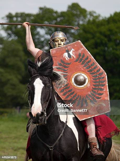 Foto de Roman Cavalaria Soldado e mais fotos de stock de Artigo de vestuário para cabeça - Artigo de vestuário para cabeça, Capacete - Equipamento, Capacete de trabalho