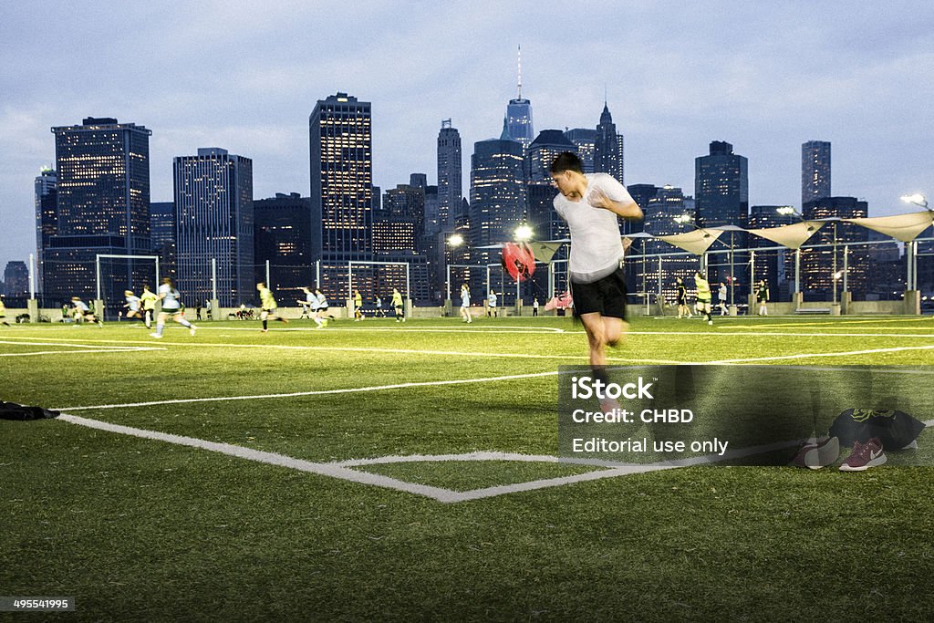 Fútbol en la ciudad de Nueva York - Foto de stock de Adulto libre de derechos