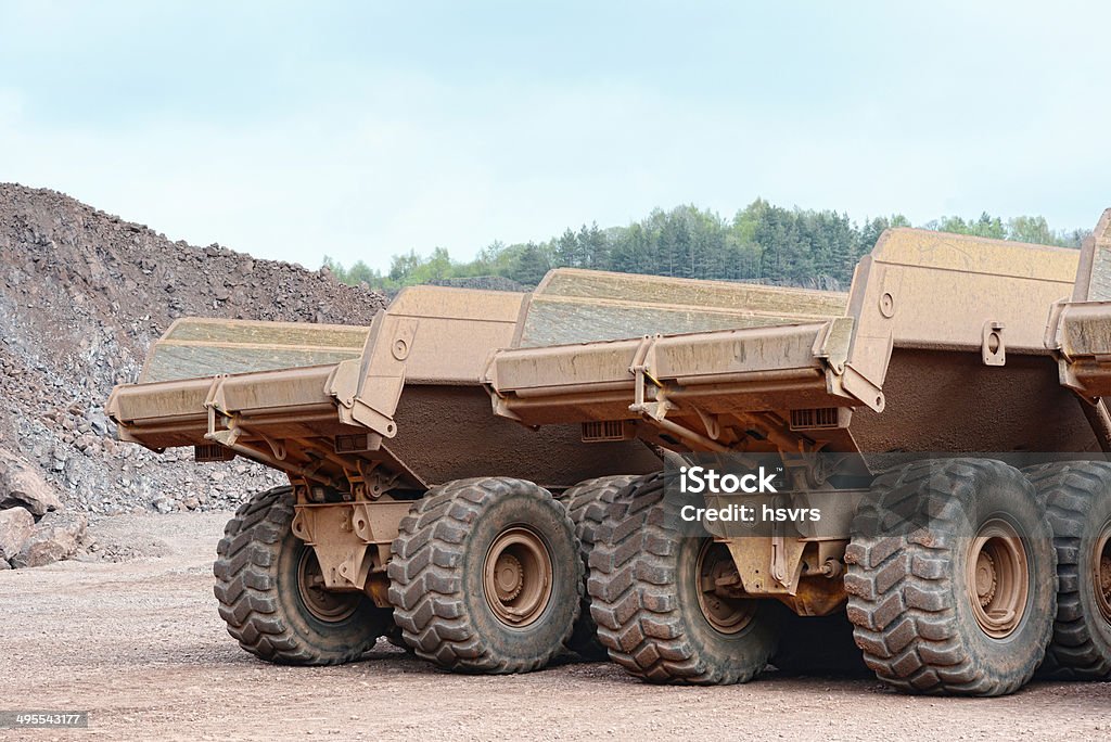 dumper-truck auf der Straße in Flächenabbau quarry - Lizenzfrei Ausrüstung und Geräte Stock-Foto