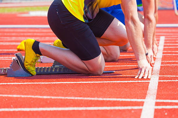 sie rennen der herren - starting line running sprinting alertness stock-fotos und bilder