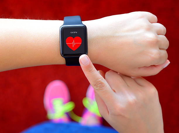 smartwatch exibe a frequência cardíaca durante o exercício - pulse clock - fotografias e filmes do acervo