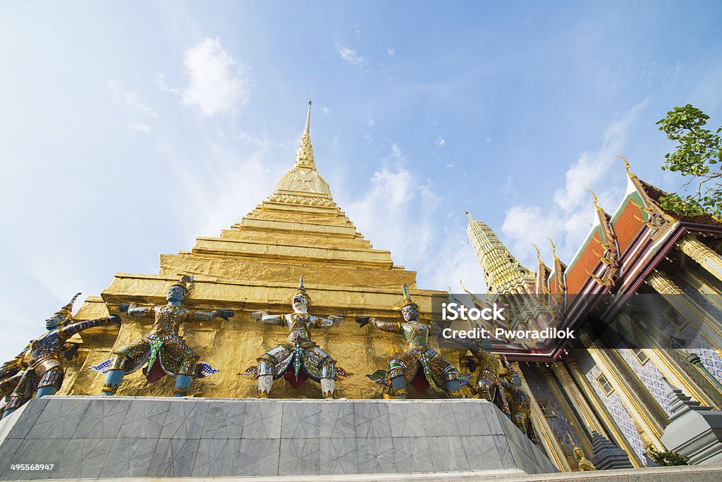 El templo Wat phra kaew - Foto de stock de Arquitectura libre de derechos