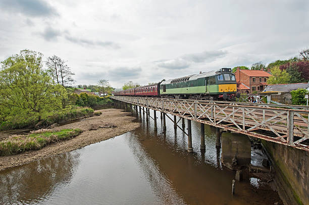 英国の鉄道でのご旅行には、川橋 - diesel locomotive ストックフォトと画像