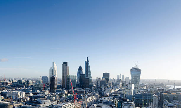 city von london skyline - london england canary wharf skyline cityscape stock-fotos und bilder