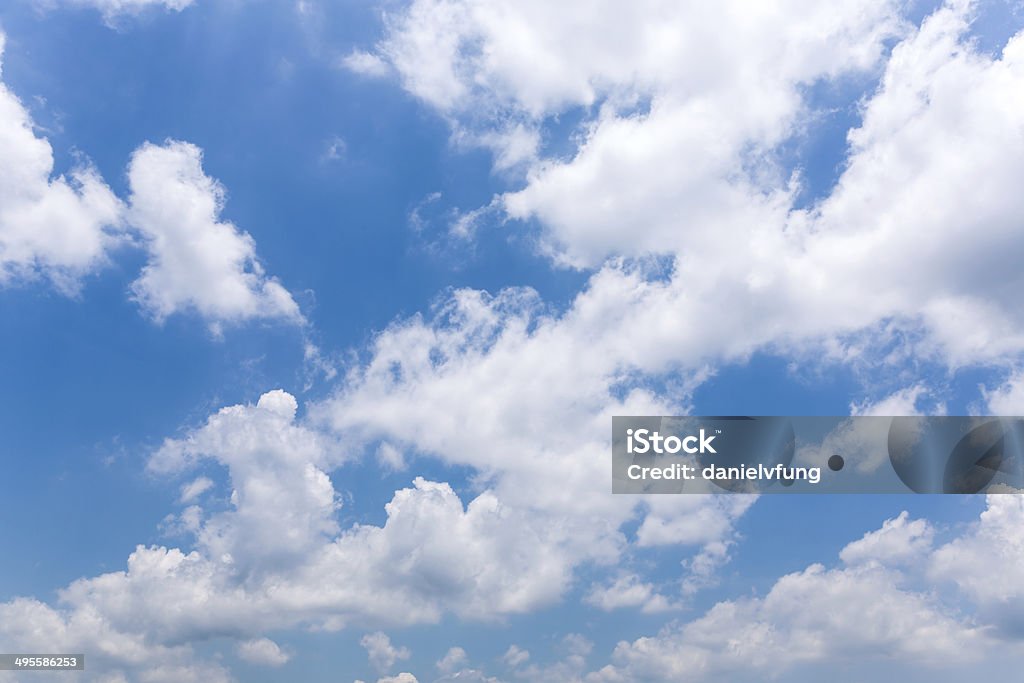 Nubes en el cielo azul - Foto de stock de Ambiente atmosférico libre de derechos