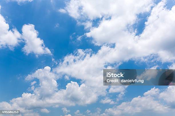 Nubes En El Cielo Azul Foto de stock y más banco de imágenes de Ambiente atmosférico - Ambiente atmosférico, Azul, Belleza de la naturaleza