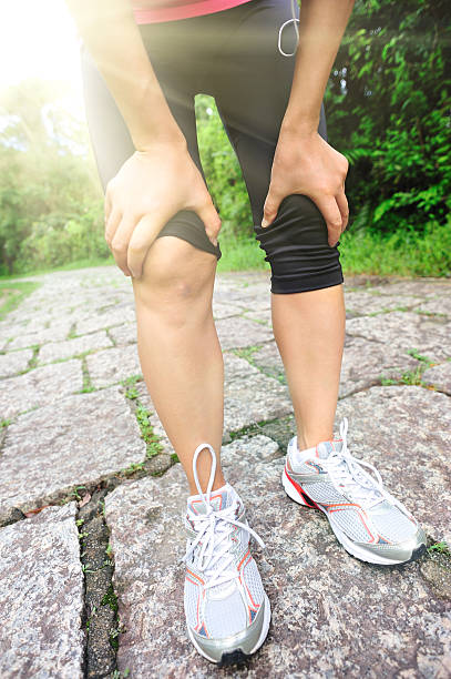 sports rannych kolana - hand on knee audio zdjęcia i obrazy z banku zdjęć