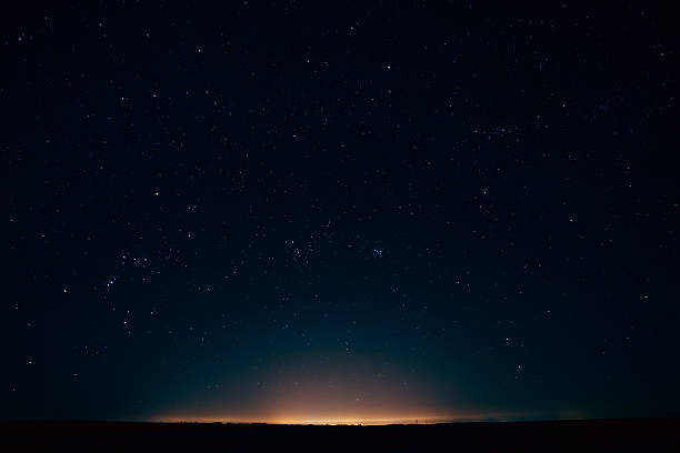 натуральный реальные ночное небо звезды фон, текстура - moody небо стоковые фото и изображения