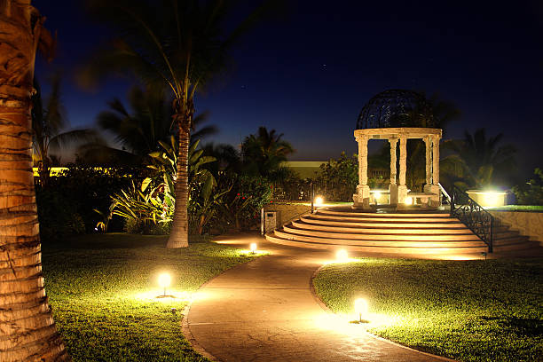 gazebo 야간에만, 글로잉 조명 - formal garden ornamental garden lighting equipment night 뉴스 사진 이미지