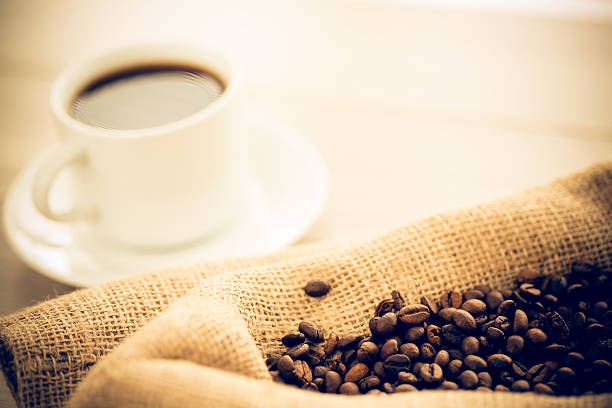 コーヒー豆とコーヒー - coffee bean cafe burlap sack burlap ストックフォトと画像
