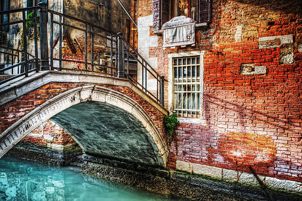 небольшой мост в венеции - venice italy ancient architecture creativity стоковые фото и изображения