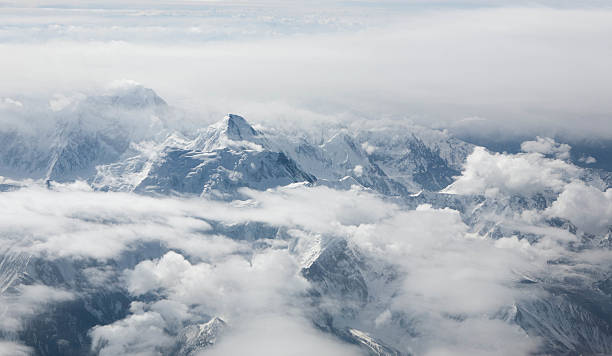 picos de montanha - mountain mountain range aerial view himalayas - fotografias e filmes do acervo