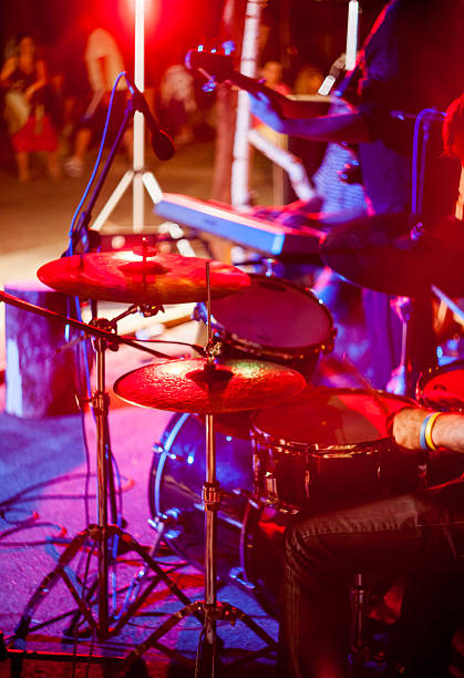 muzyk gra na perkusji na festiwal jazz - playing an instrument vertical blurred motion outdoors zdjęcia i obrazy z banku zdjęć