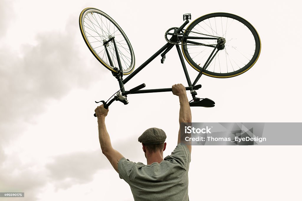 Mann raising Fahrrad über dem Kopf - Lizenzfrei 25-29 Jahre Stock-Foto