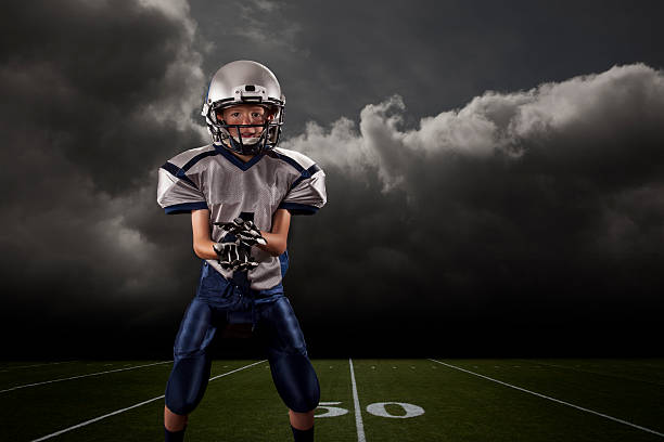 little league jugador de fútbol americano - youth league american football childhood helmet fotografías e imágenes de stock