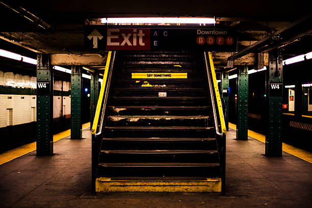 schody z metra - subway station new york city staircase manhattan zdjęcia i obrazy z banku zdjęć