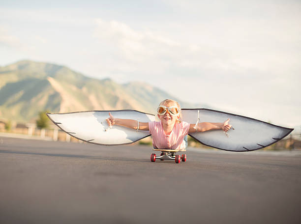若い少女、手羽先の区間でスケートボード - action adventure aerospace industry air vehicle ストックフォトと画像