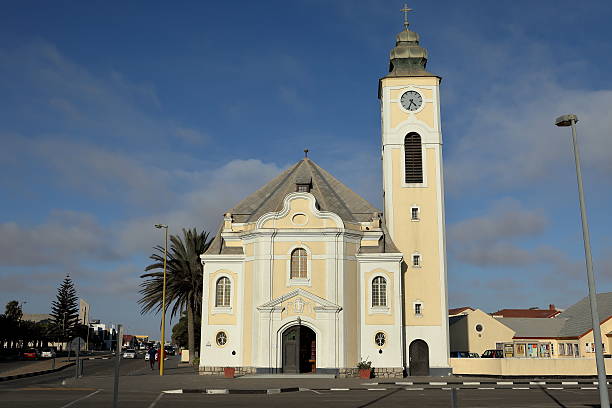 die alte kirche von swakopmund na namíbia - deutsches reich imagens e fotografias de stock