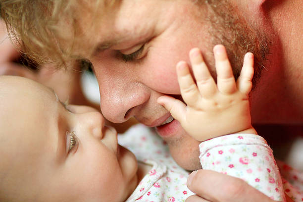 pai feliz adorável menina do bebê recém-nascido - 5 month old - fotografias e filmes do acervo