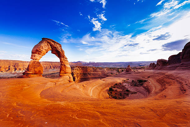 delicate arch, utah, utah, eua - arches national park desert scenics landscape - fotografias e filmes do acervo