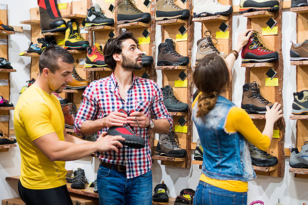 suche nach stiefel - shoe store sales clerk customer stock-fotos und bilder