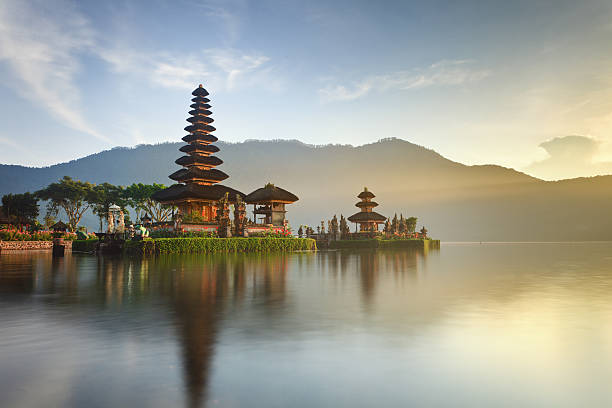 ulun danu temple at sunrise, bali - indonesia stok fotoğraflar ve resimler