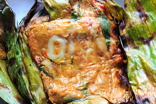 蒸した魚、カレーペーストします。 - banana leaf food thailand thai culture ストックフォトと画像