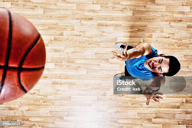 Photo libre de droit de Vue De Dessus Dhomme Jouant Au Basketball banque d'images et plus d'images libres de droit de Activité - Activité, Adulte, Adulte d'âge moyen